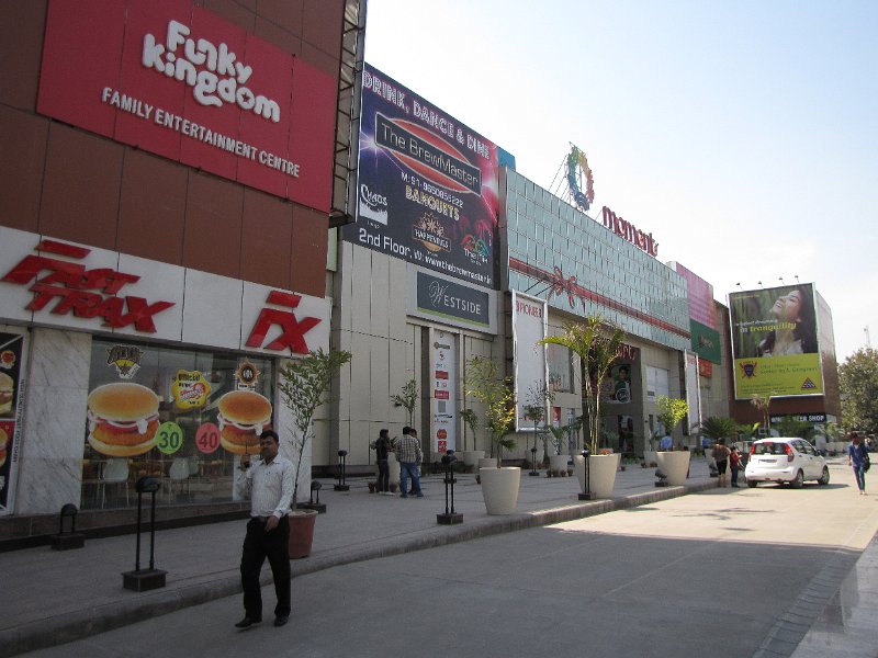 moments mall delhi.jpg - Moments mall. Een oase van rust en netheid in het drukke Delhi. Prima mogelijkheden om iets te eten of te drinken en ook een supermarkt is hier aanwezig.Voor de liefhebbers: ligt vlak bij Kirti nagar metro station.